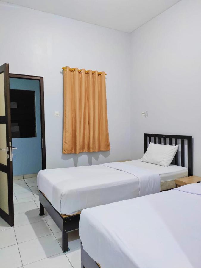 Hotel Syariah Tremigo Guesthouse Cirebon Bagian luar foto