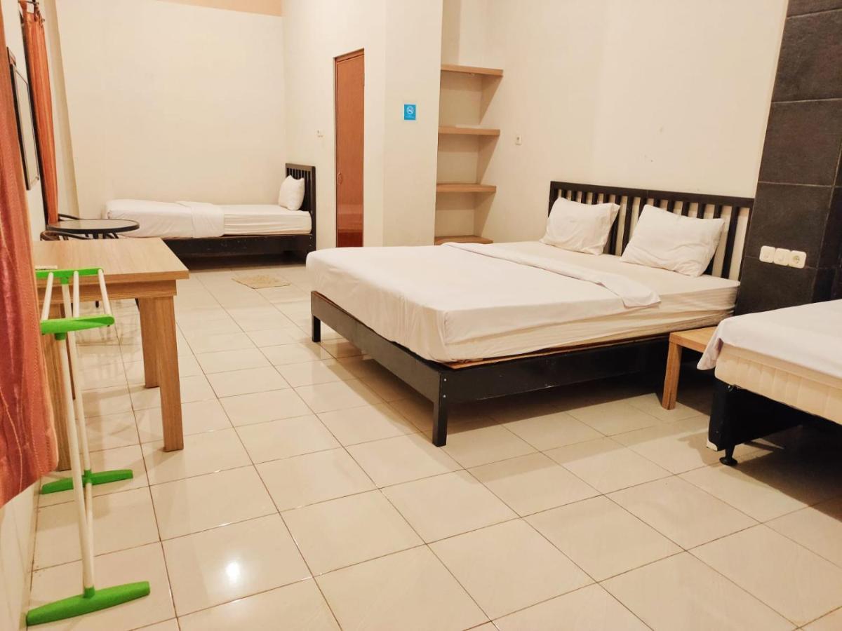 Hotel Syariah Tremigo Guesthouse Cirebon Bagian luar foto