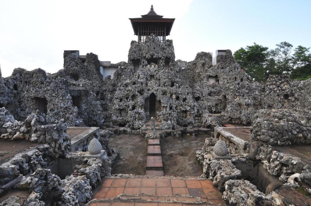 Hotel Syariah Tremigo Guesthouse Cirebon Bagian luar foto